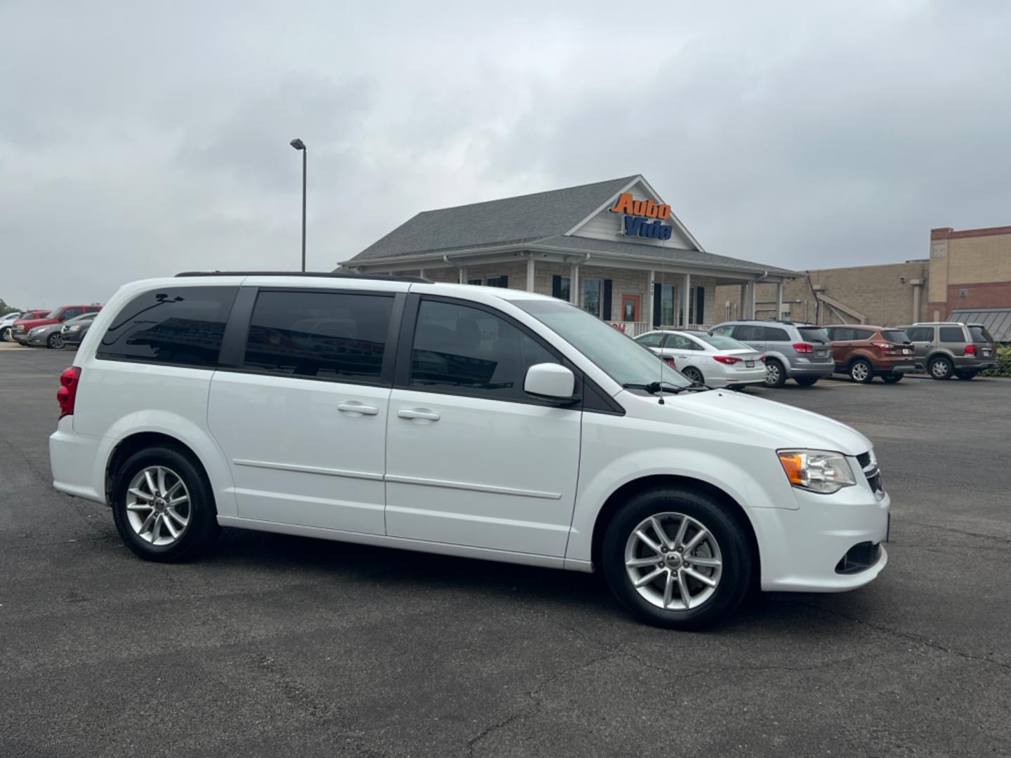 2014 WHITE Dodge Grand Caravan SXT (2C4RDGCG3ER) with an 3.6L V6 DOHC 24V engine, 6-Speed Automatic transmission, located at 420 I-35E, Lancaster, TX, 75146, (469) 297-4144, 32.593929, -96.823685 - Photo#6